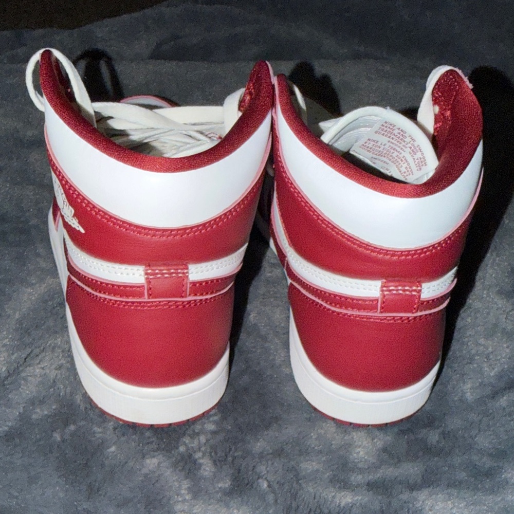 Nike Air Jordan Retro 1 High-Top - Picture 4 of 7